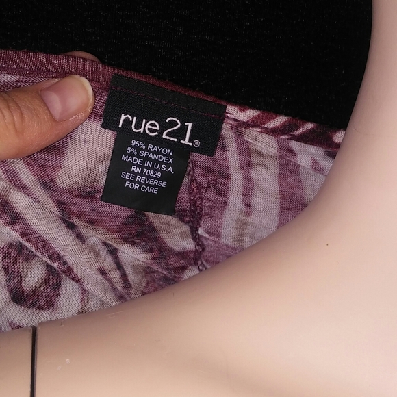 Rusched quarter sleeve top - Picture 3 of 4